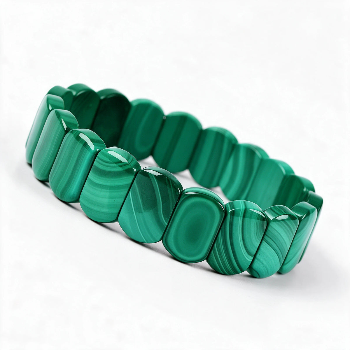 Bransoletka z malachitem prostokątna Marena, widok pod kątem pokazujący układ elementów.
