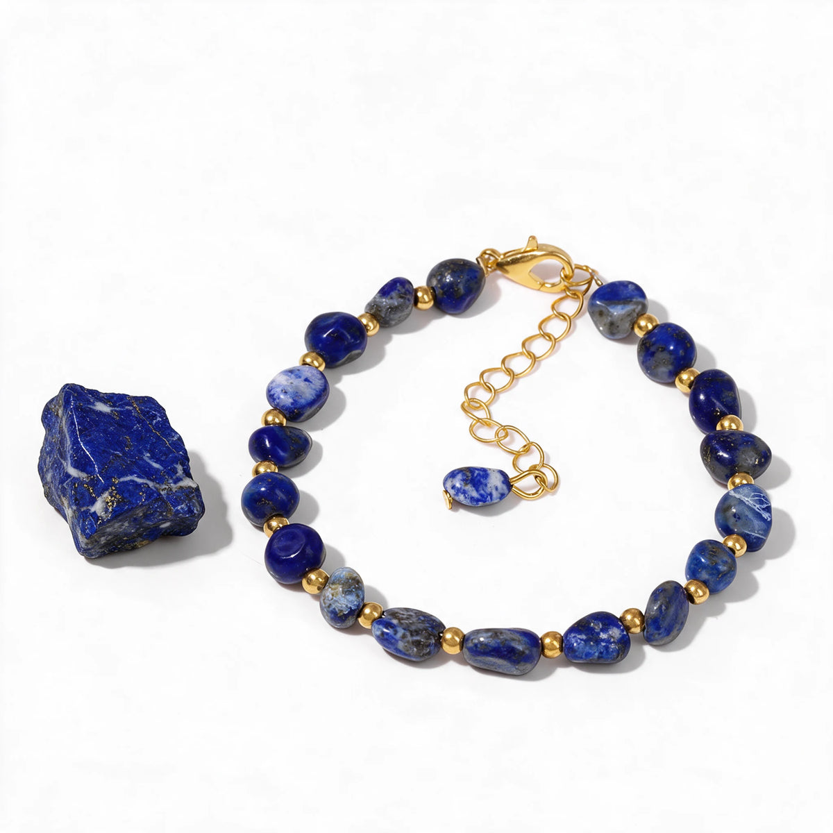 Bransoletka Miranda z lapis lazuli obok surowego lapis lazuli, minerał poza zestawem