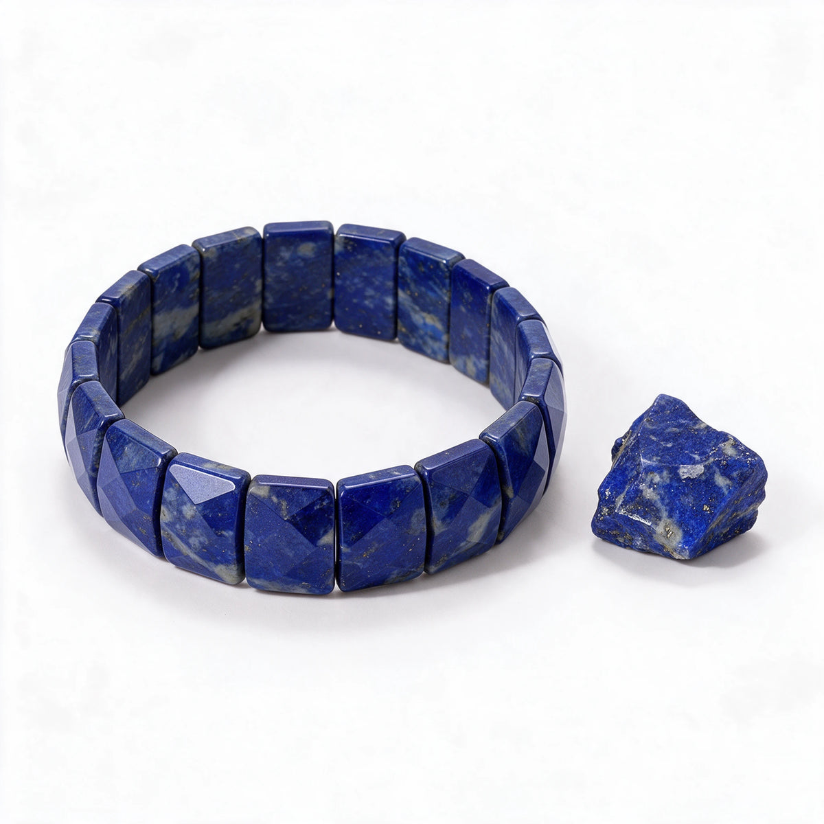 Bransoletka z lapis lazuli fasetowana Selvia obok materiału: lapis lazuli. Luźne elementy nie są częścią oferty.