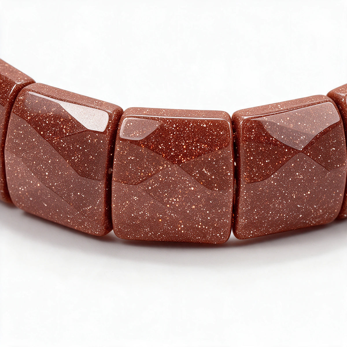 Zbliżenie fasetowanych elementów jednej bransoletki Selvia, piasek pustyni (goldstone)
