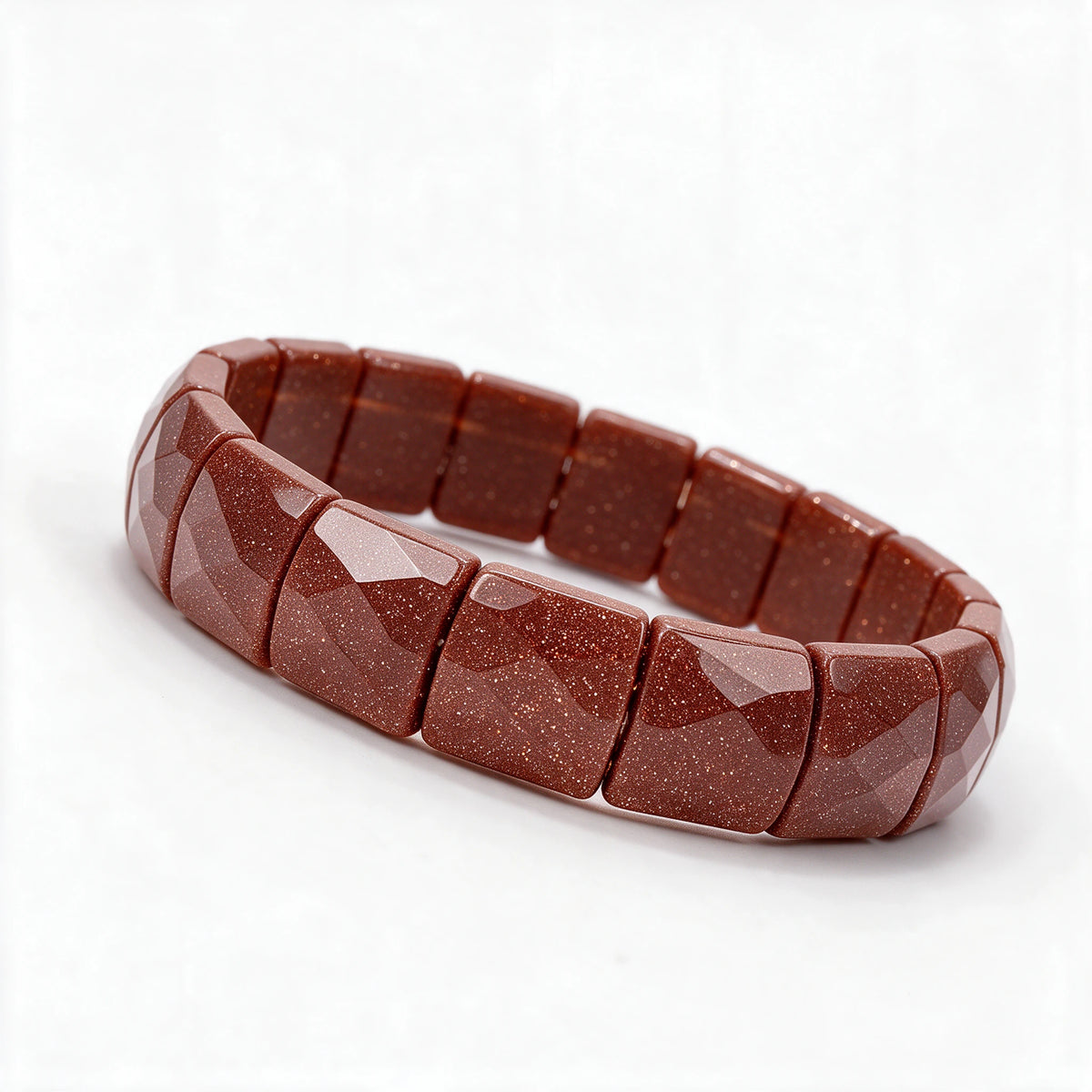 Boczny detal jednej bransoletki Selvia, piasek pustyni (goldstone), na białym tle
