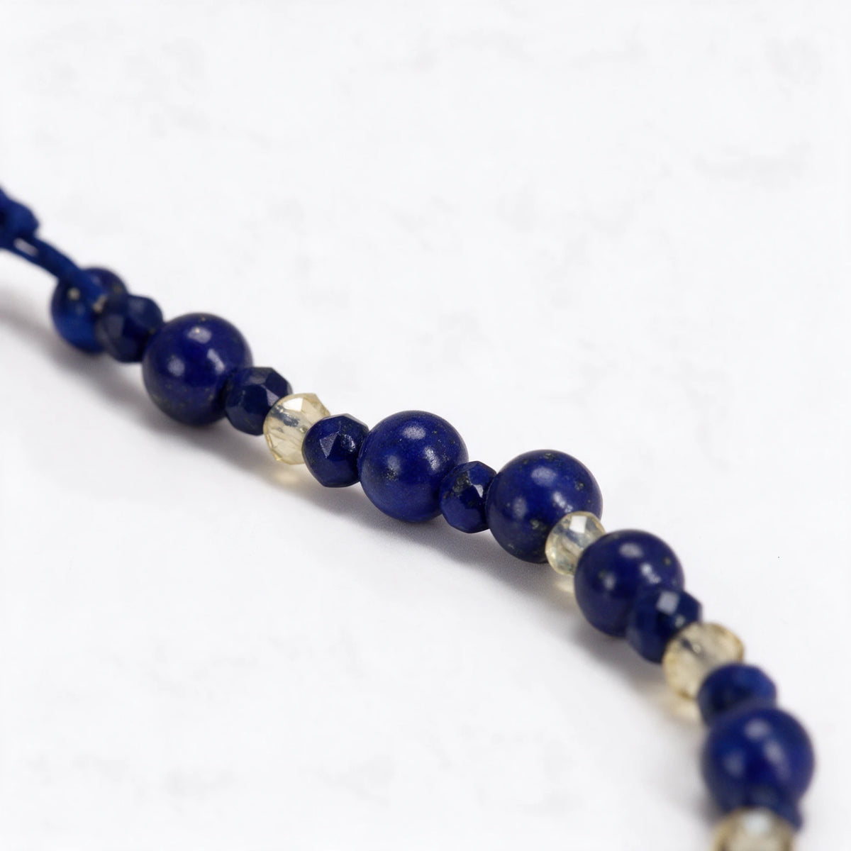 Zbliżenie granatowoniebieskich koralików z lapis lazuli w bransoletce Tessia