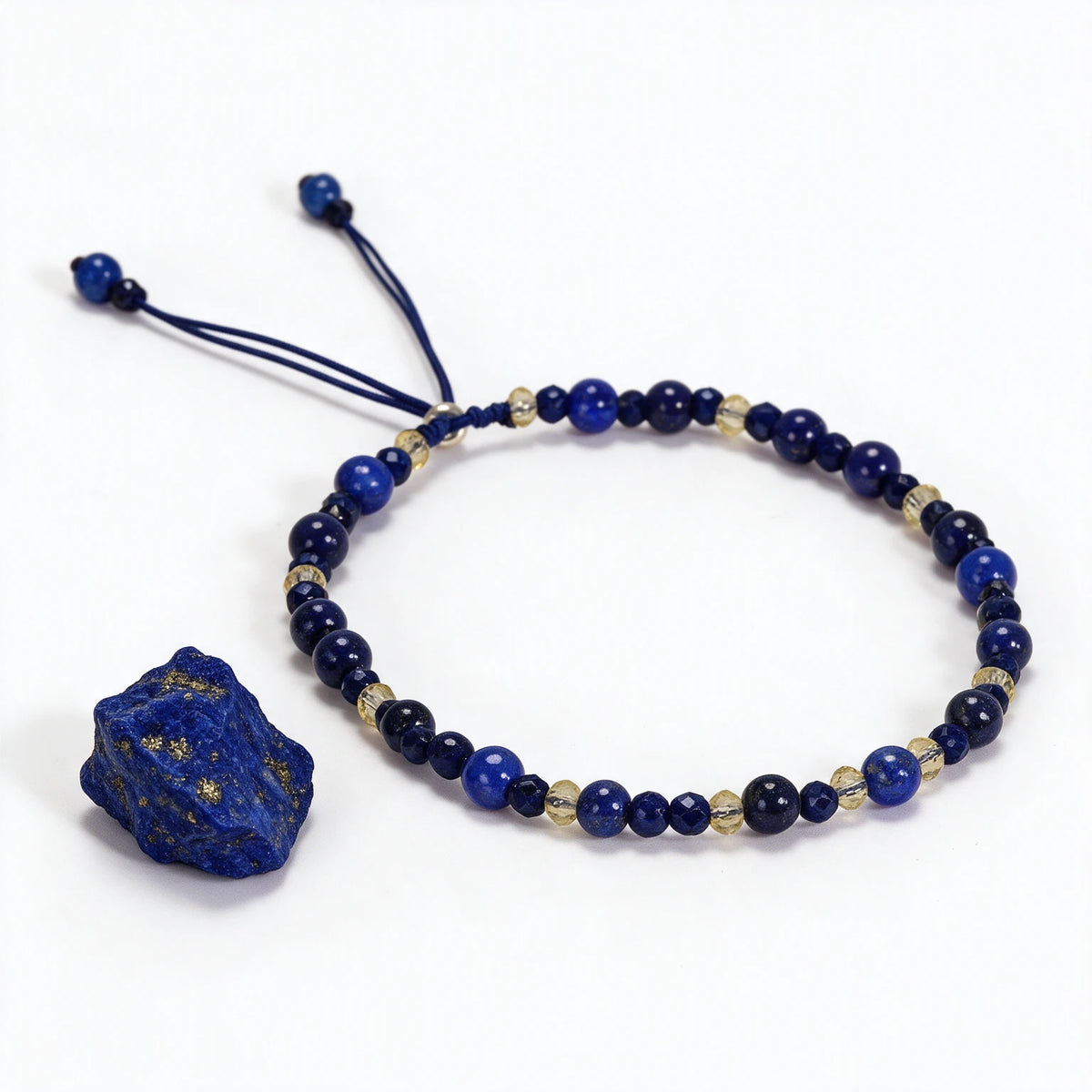Bransoletka Tessia z lapis lazuli obok surowego lapis lazuli, minerały poza zestawem