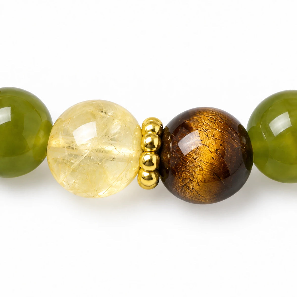 Zbliżenie kolorowych koralików i przekładek bransoletki Tigrina