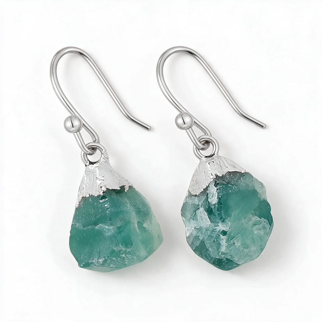 Kolczyki Hestia z surowym fluorytem w kolorze morskiej zieleni pod nasadką w srebrnym kolorze na białym tle