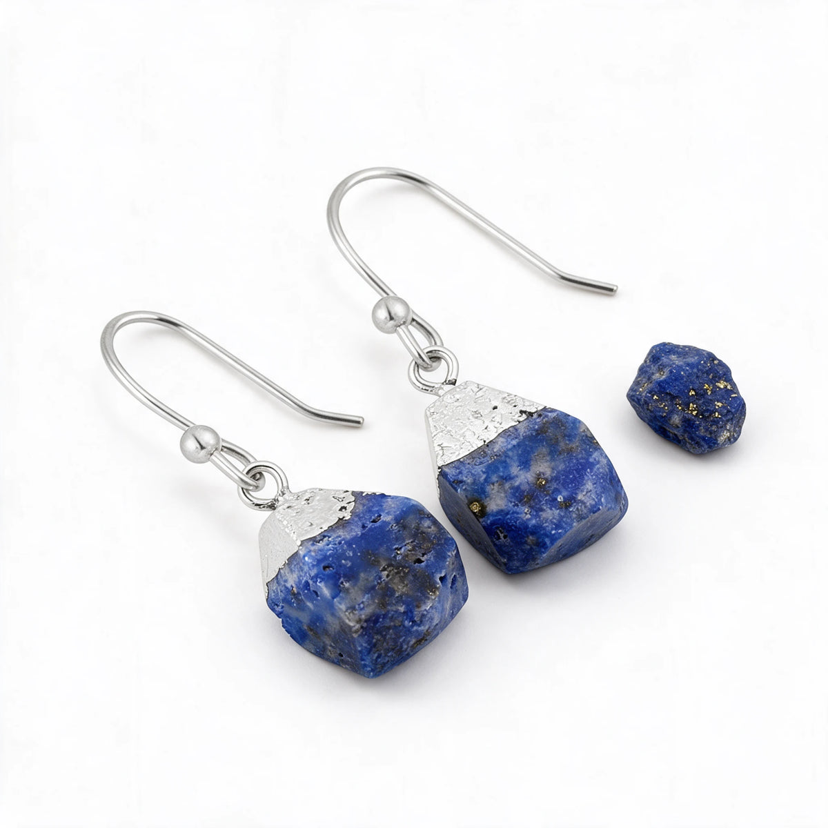 Kolczyki Hestia z lapis lazuli obok surowego lapis lazuli, minerał poza zestawem