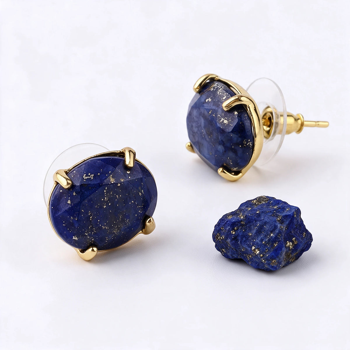 Kolczyki Merope z lapis lazuli obok surowego lapis lazuli, minerał poza zestawem