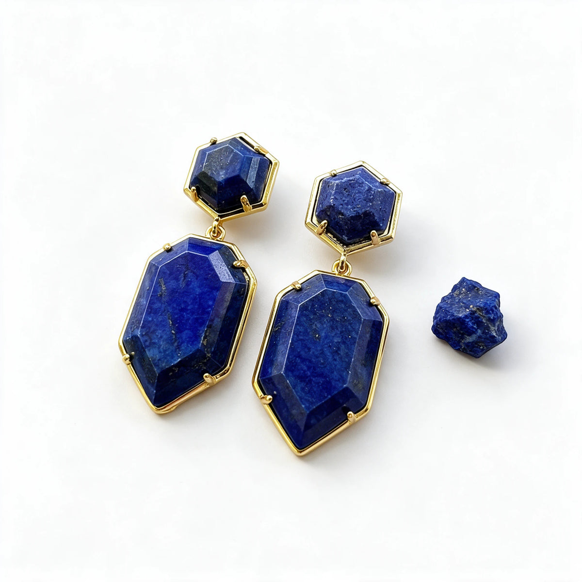 Kolczyki Spica z lapis lazuli obok surowego lapis lazuli, minerał poza zestawem