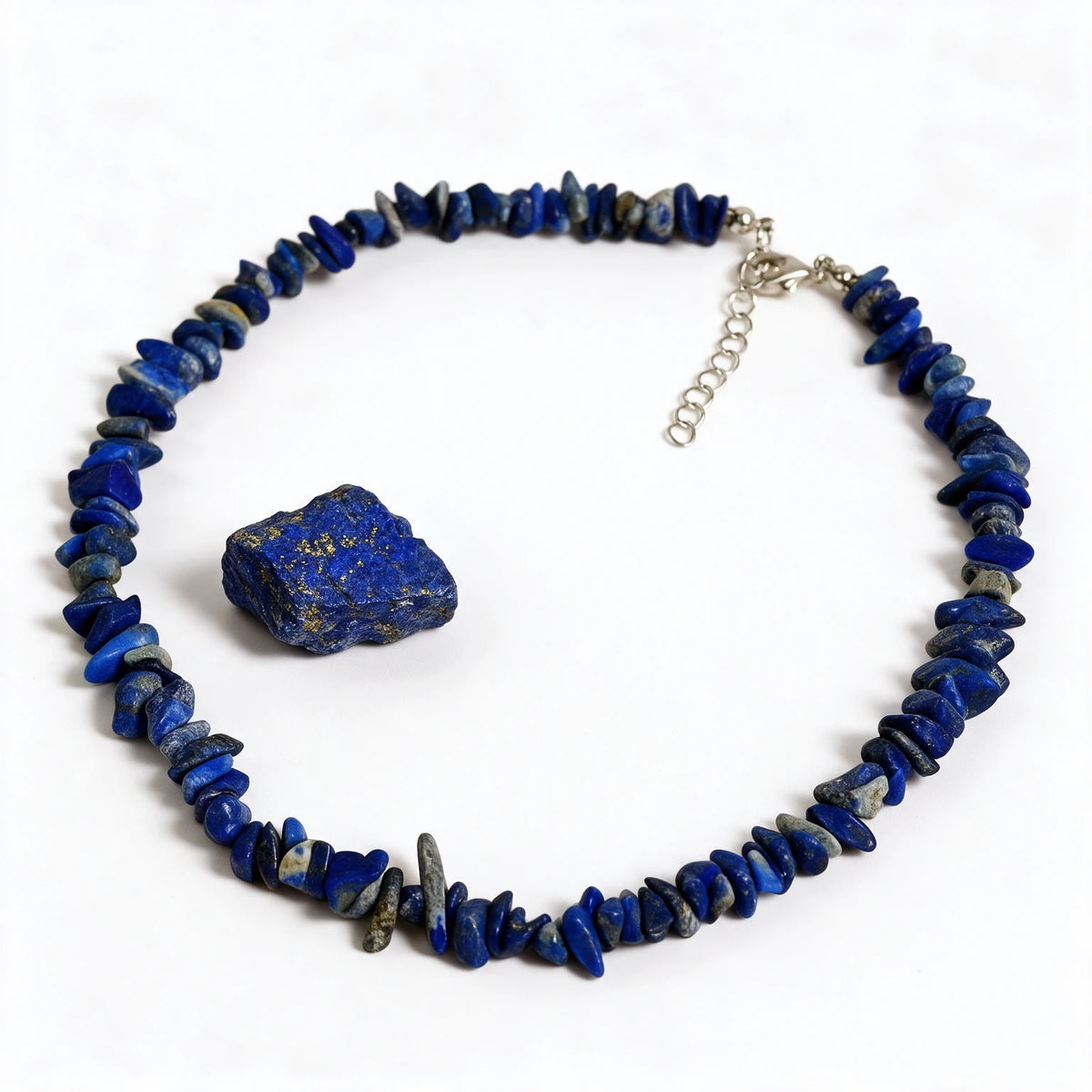 Naszyjnik Brisa z lapis lazuli obok surowego kamienia, minerały poza zestawem