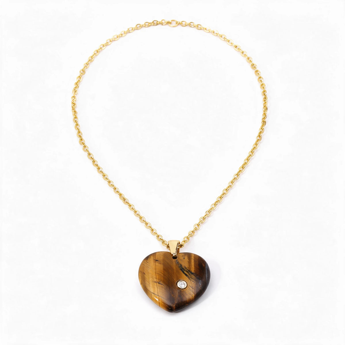 Naszyjnik Danae z sercem z tygrysiego oka i łańcuszkiem w złotym kolorze na białym tle