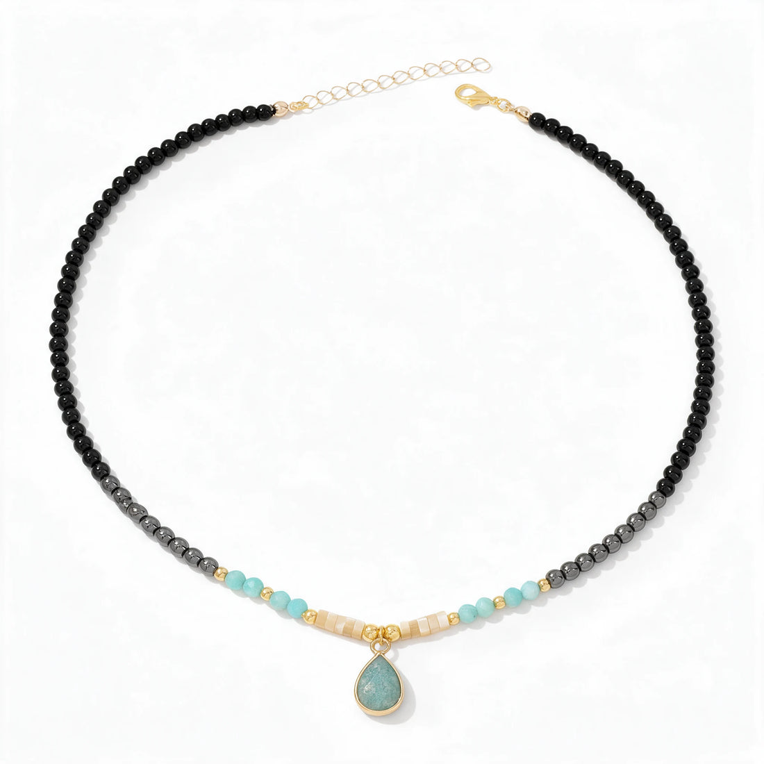 Naszyjnik choker Nashira z łezką z amazonitu na białym tle