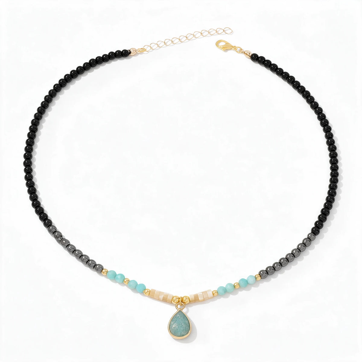 Naszyjnik choker Nashira z łezką z amazonitu na białym tle