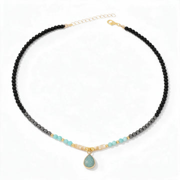 Naszyjnik choker Nashira z łezką z amazonitu na białym tle