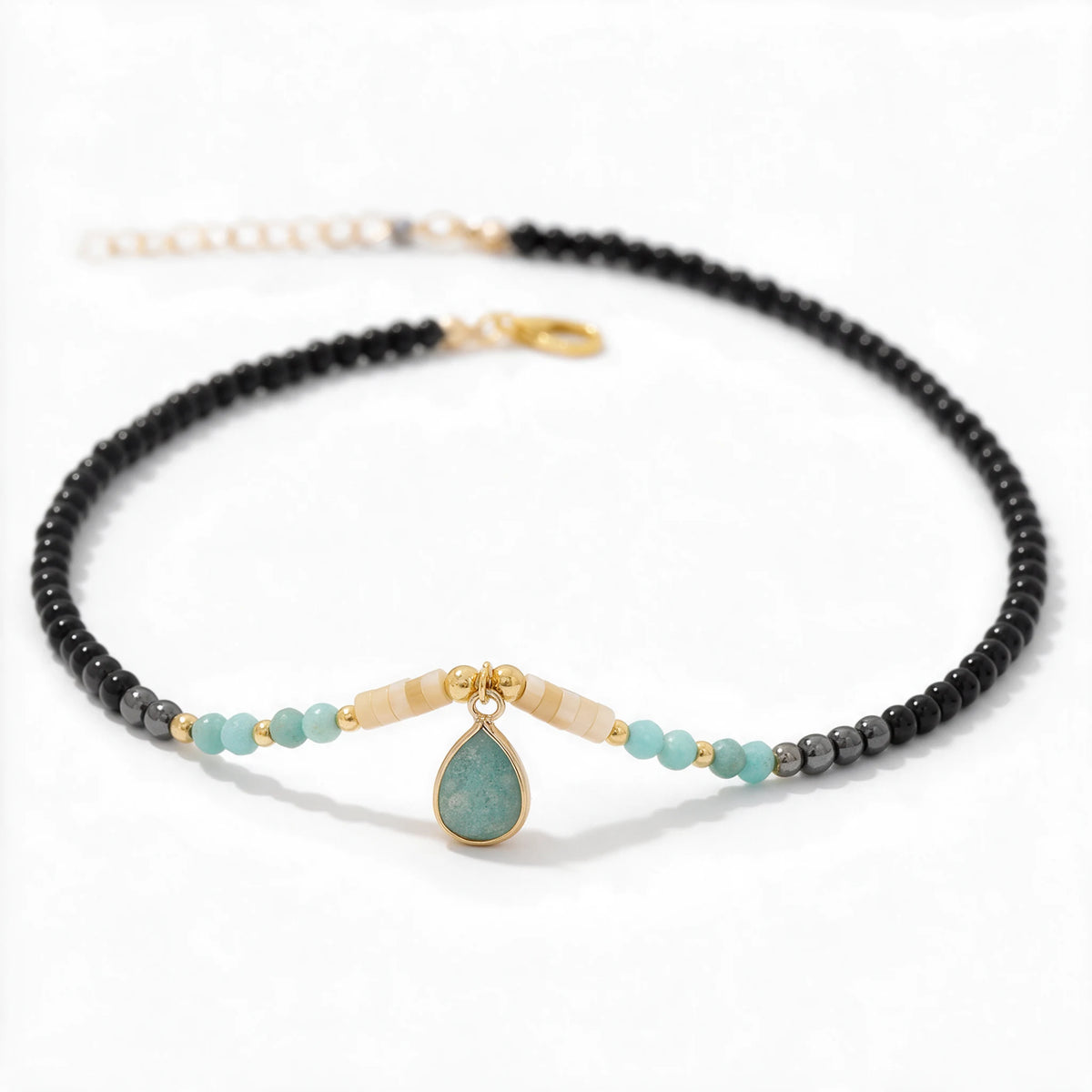 Choker Nashira z łezką z amazonitu widziany pod kątem