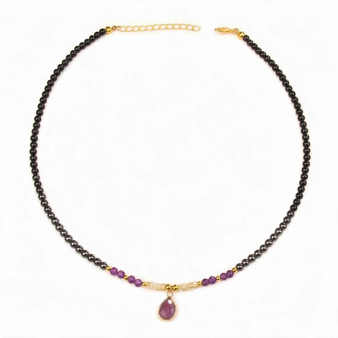 Naszyjnik choker Nashira z łezką z ametystu na białym tle