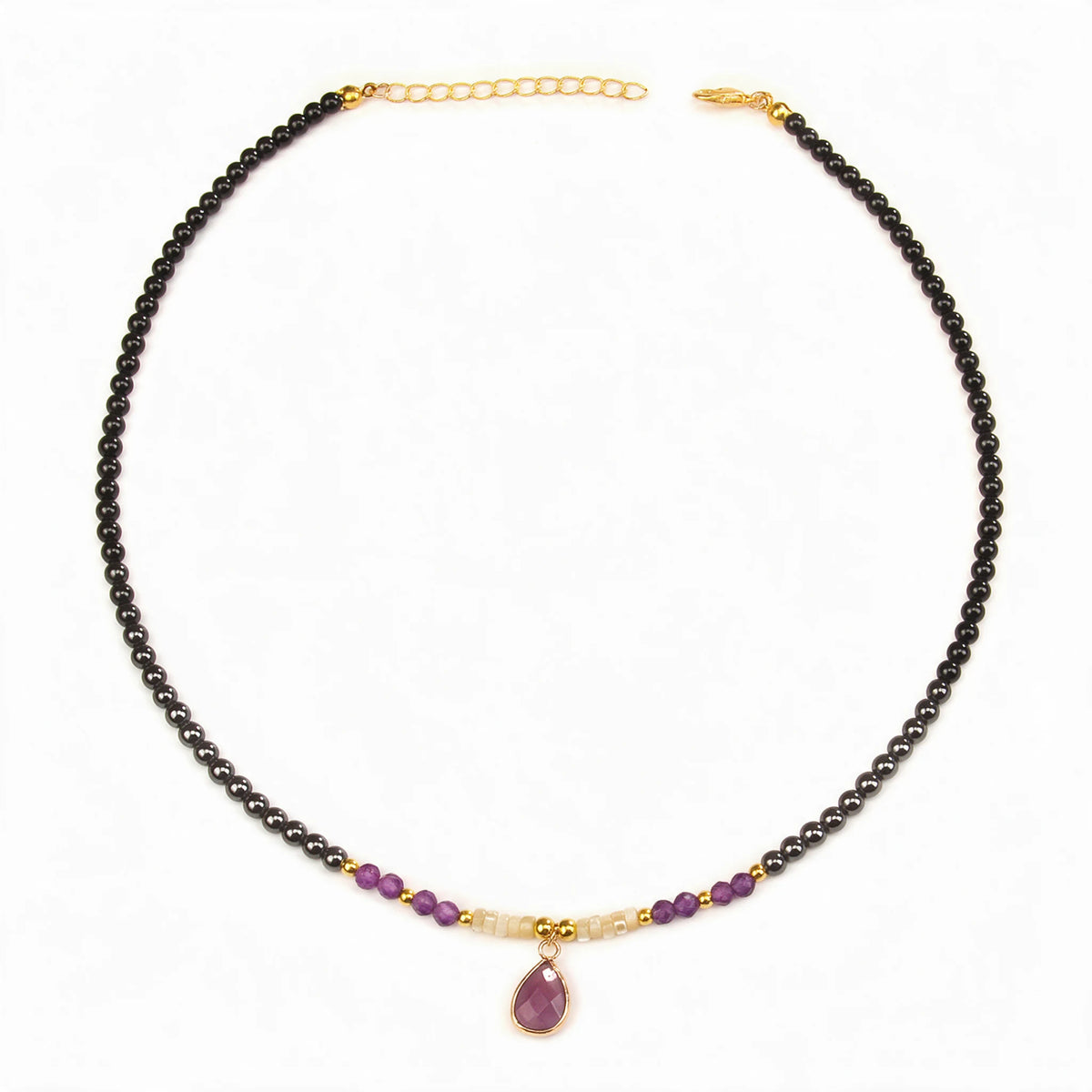 Naszyjnik choker Nashira z łezką z ametystu na białym tle