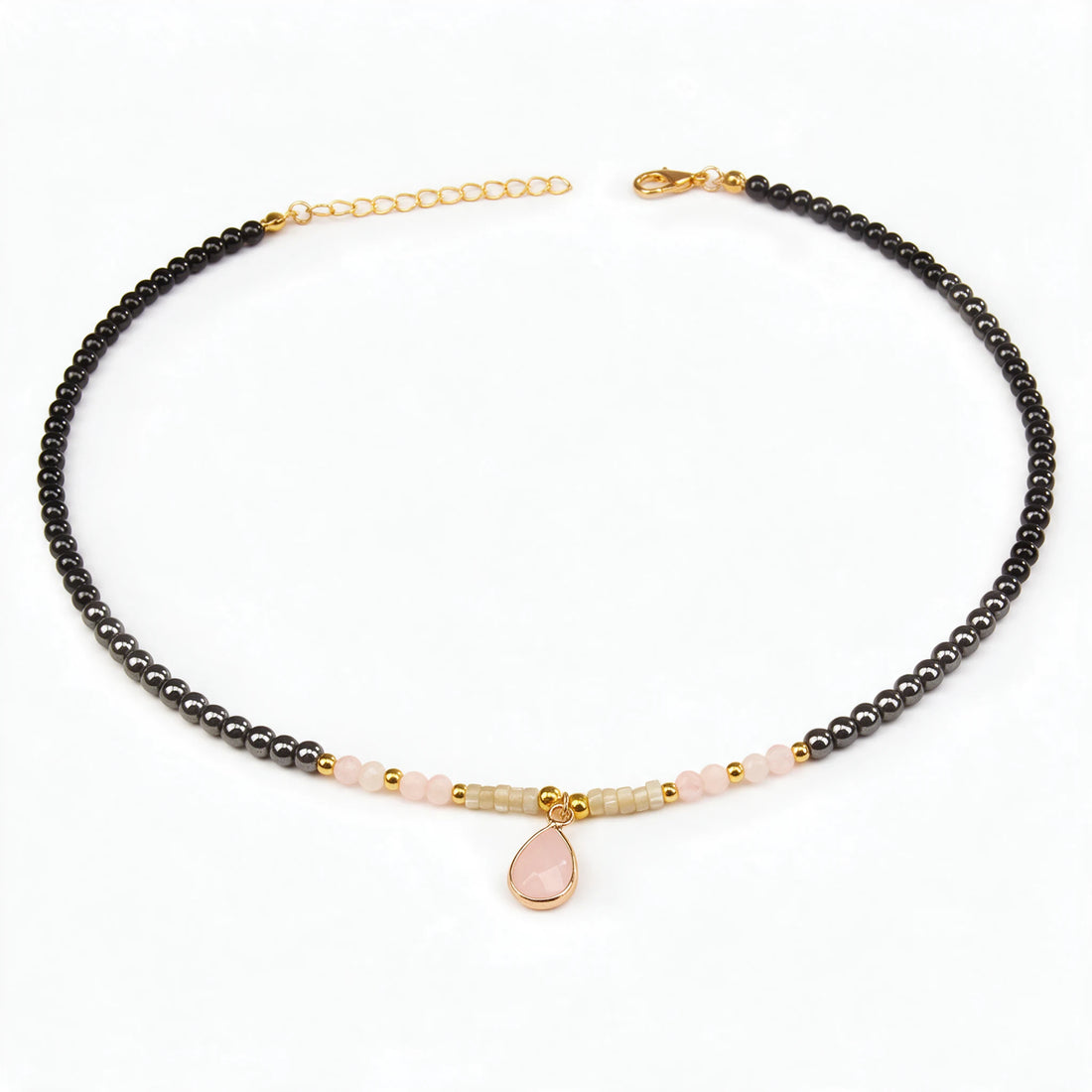 Naszyjnik choker Nashira z łezką z kwarcu różowego na białym tle