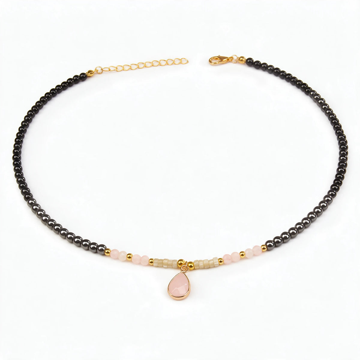 Naszyjnik choker Nashira z łezką z kwarcu różowego na białym tle