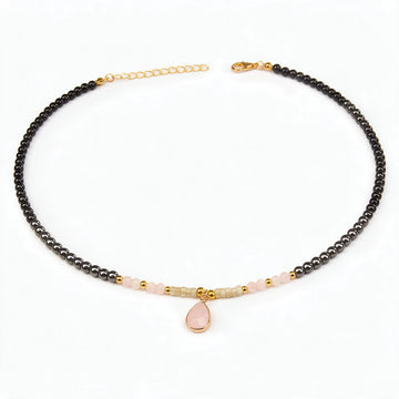 Naszyjnik choker Nashira z łezką z kwarcu różowego na białym tle