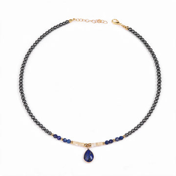 Naszyjnik choker Nashira z łezką z lapis lazuli na białym tle