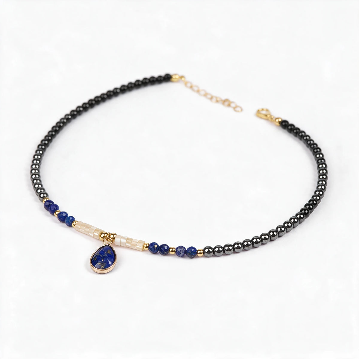 Choker Nashira z łezką z lapis lazuli widziany pod kątem