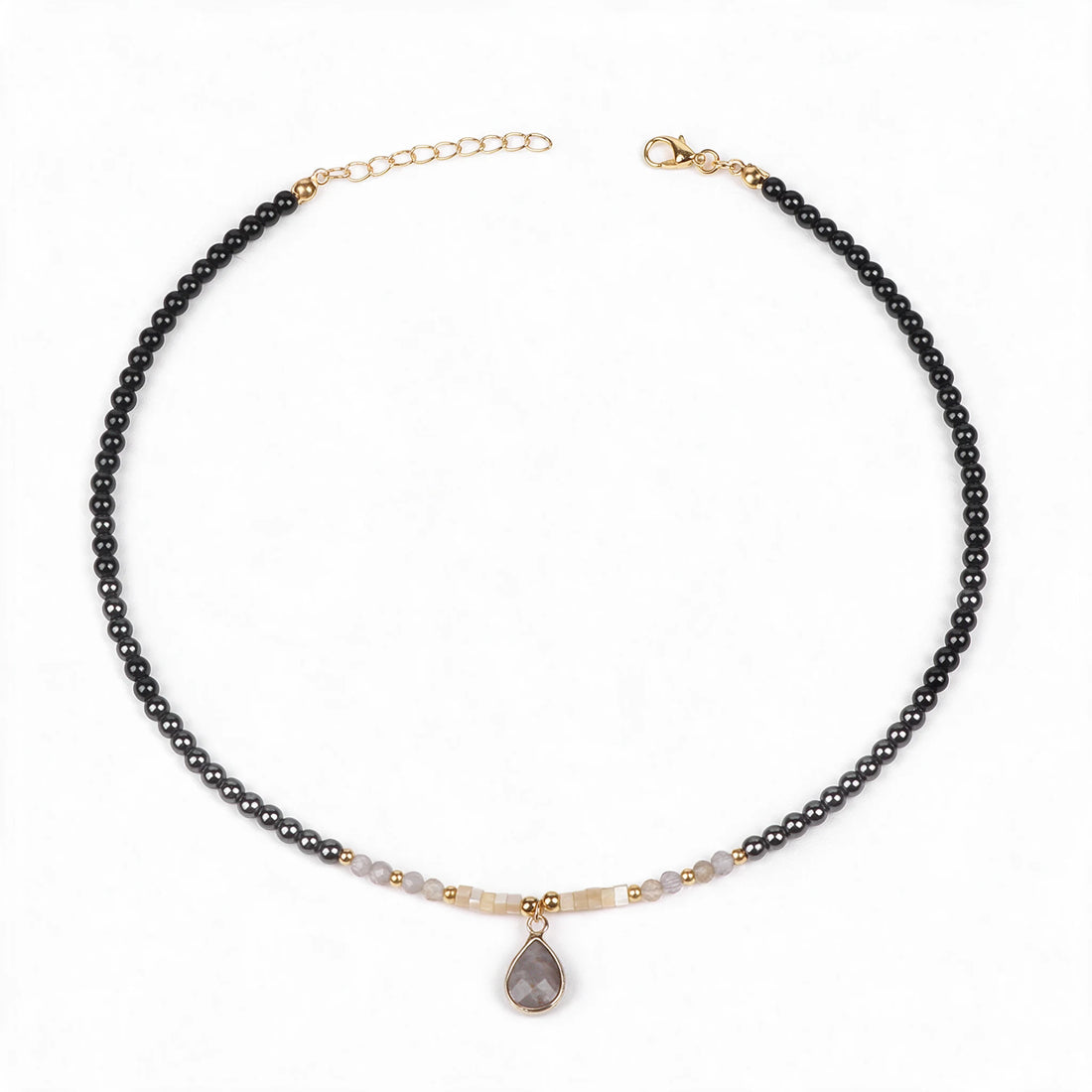 Naszyjnik choker Nashira z łezką z szarego agatu na białym tle