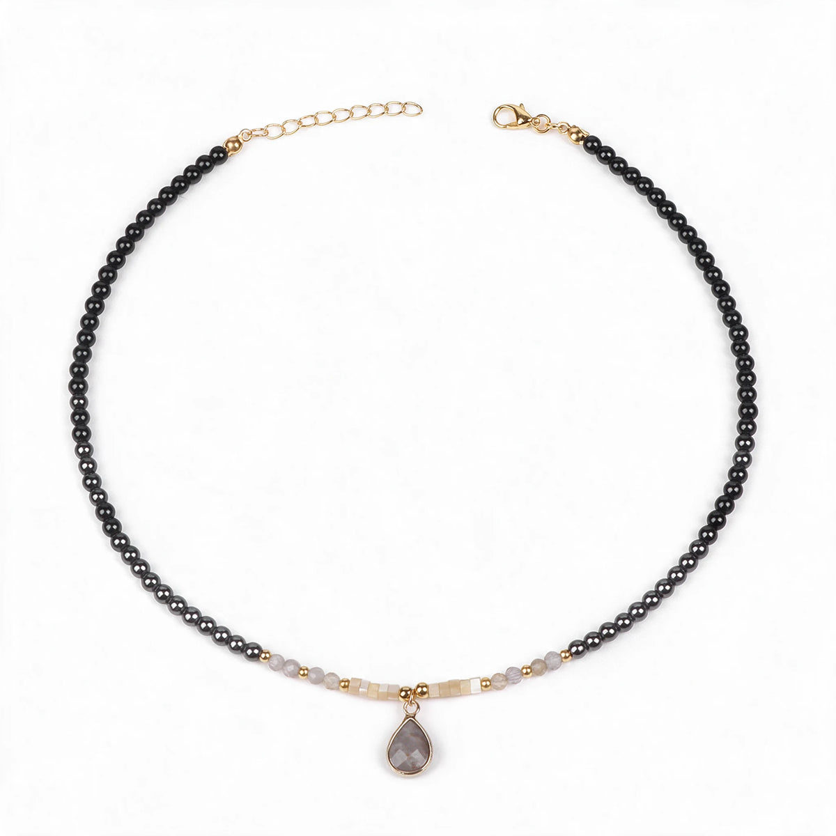 Naszyjnik choker Nashira z łezką z szarego agatu na białym tle