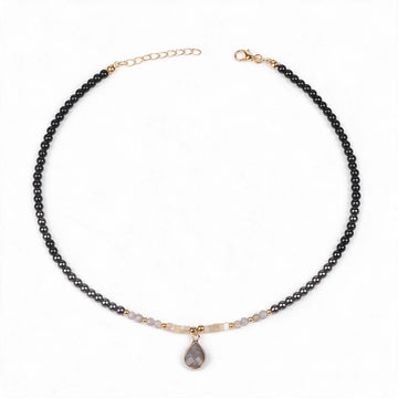 Naszyjnik choker Nashira z łezką z szarego agatu na białym tle