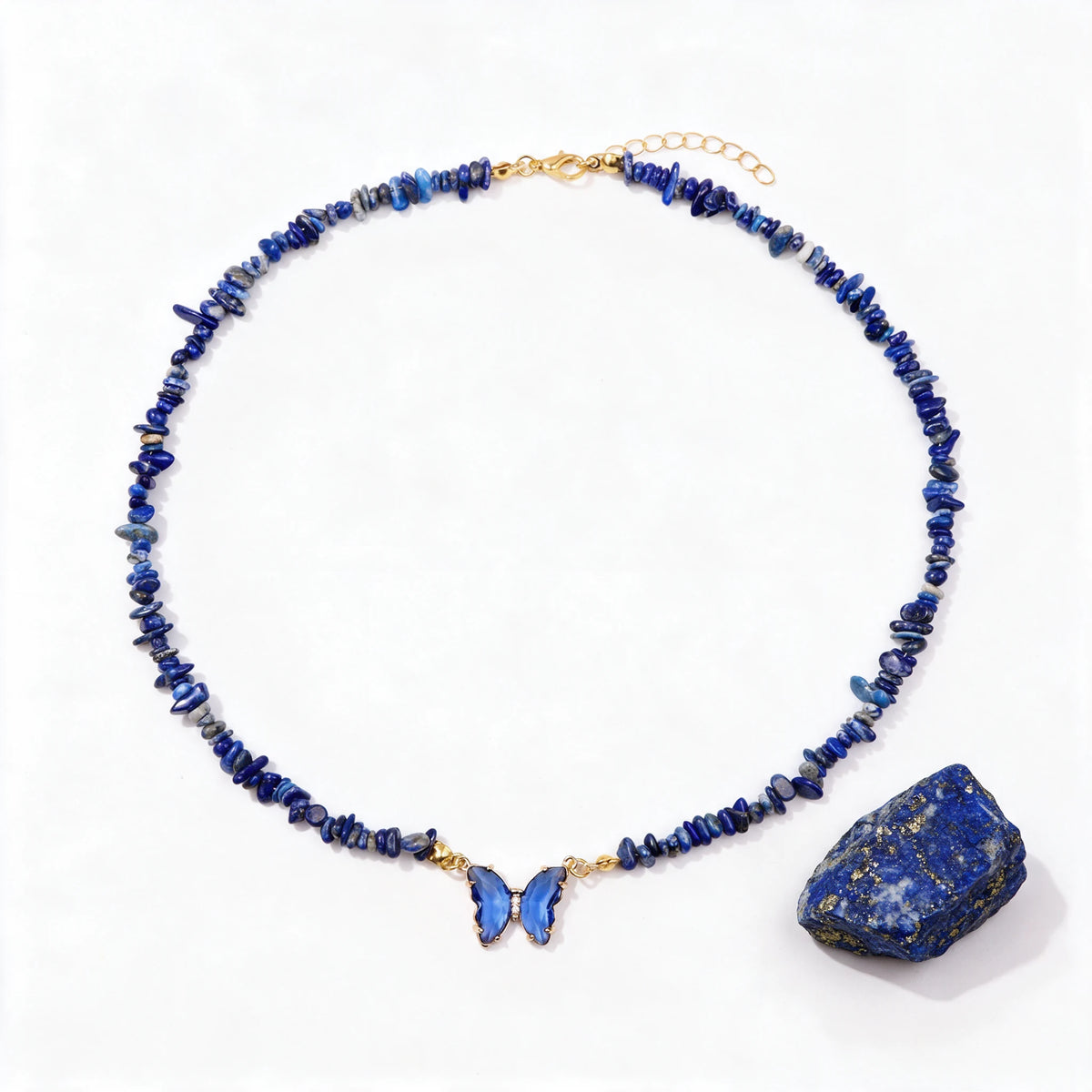 Naszyjnik Psyche z lapis lazuli obok surowego lapis lazuli, minerał poza zestawem