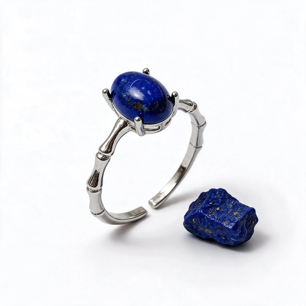 Pierścionek Larissa z lapis lazuli obok surowego lapis lazuli, minerał poza zestawem
