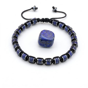 Bransoletka z kamienia naturalnego lapis lazuli Atlas pleciona na czarnym sznurku obok niebieskiego minerału