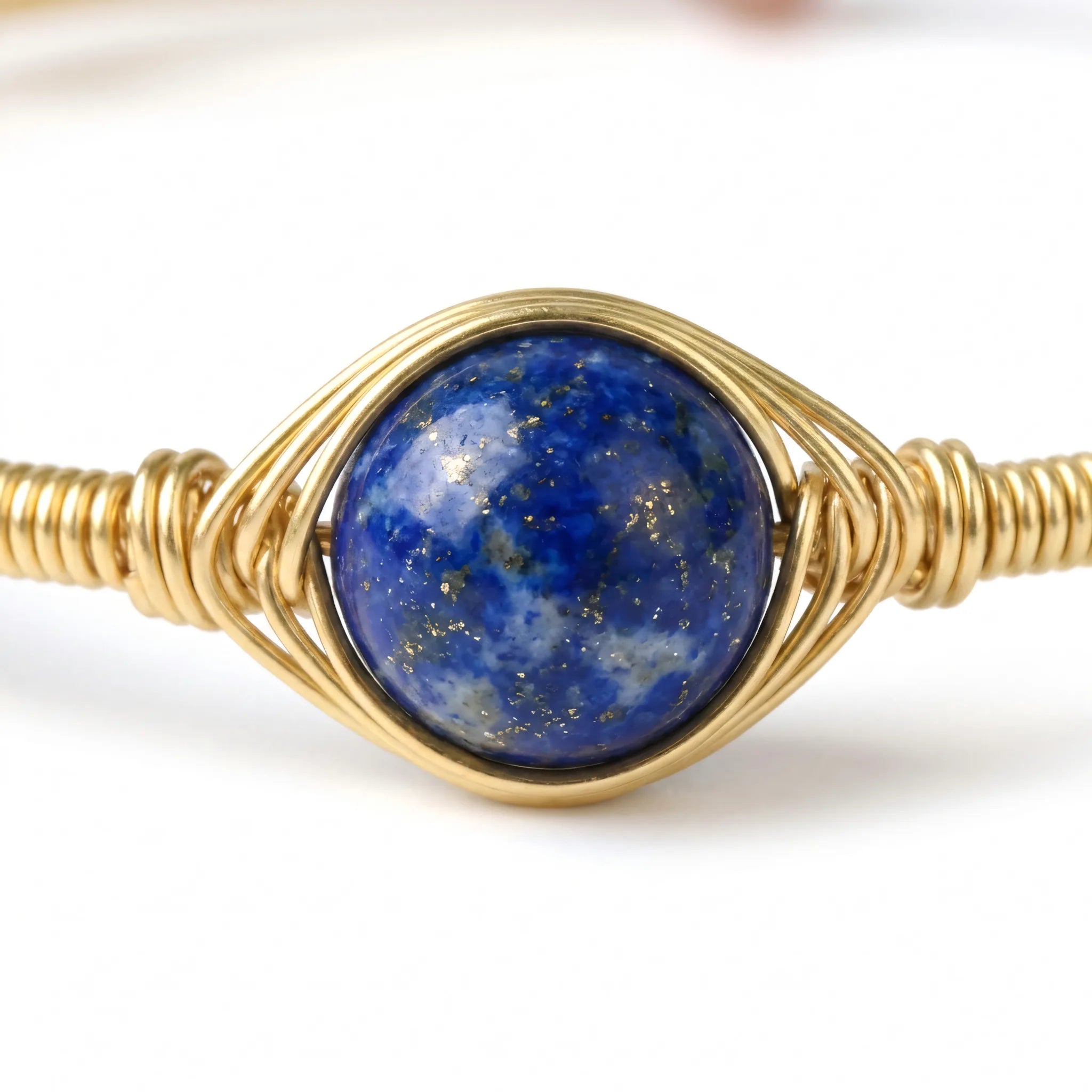Bransoletka z naturalnego lapis lazuli Yara w złotej oprawie wire wrap, niebieski kamień ze złotymi drobinami