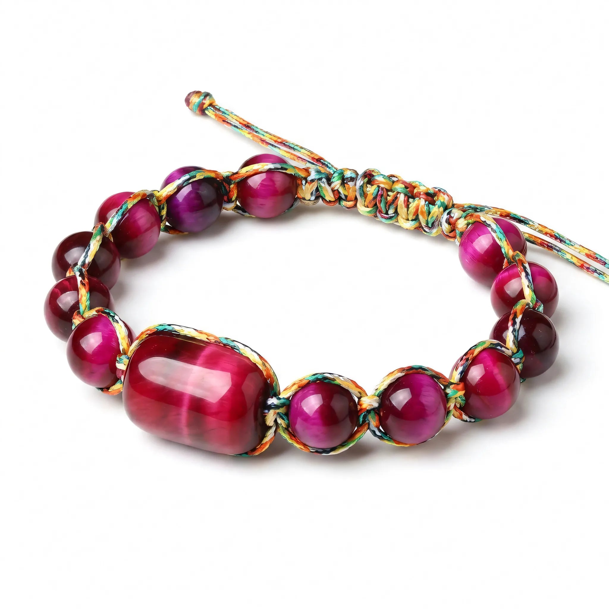 Bransoletka z naturalnego różowego tygrysiego oka Suri, pleciona z kolorowych sznurków na białym tle
