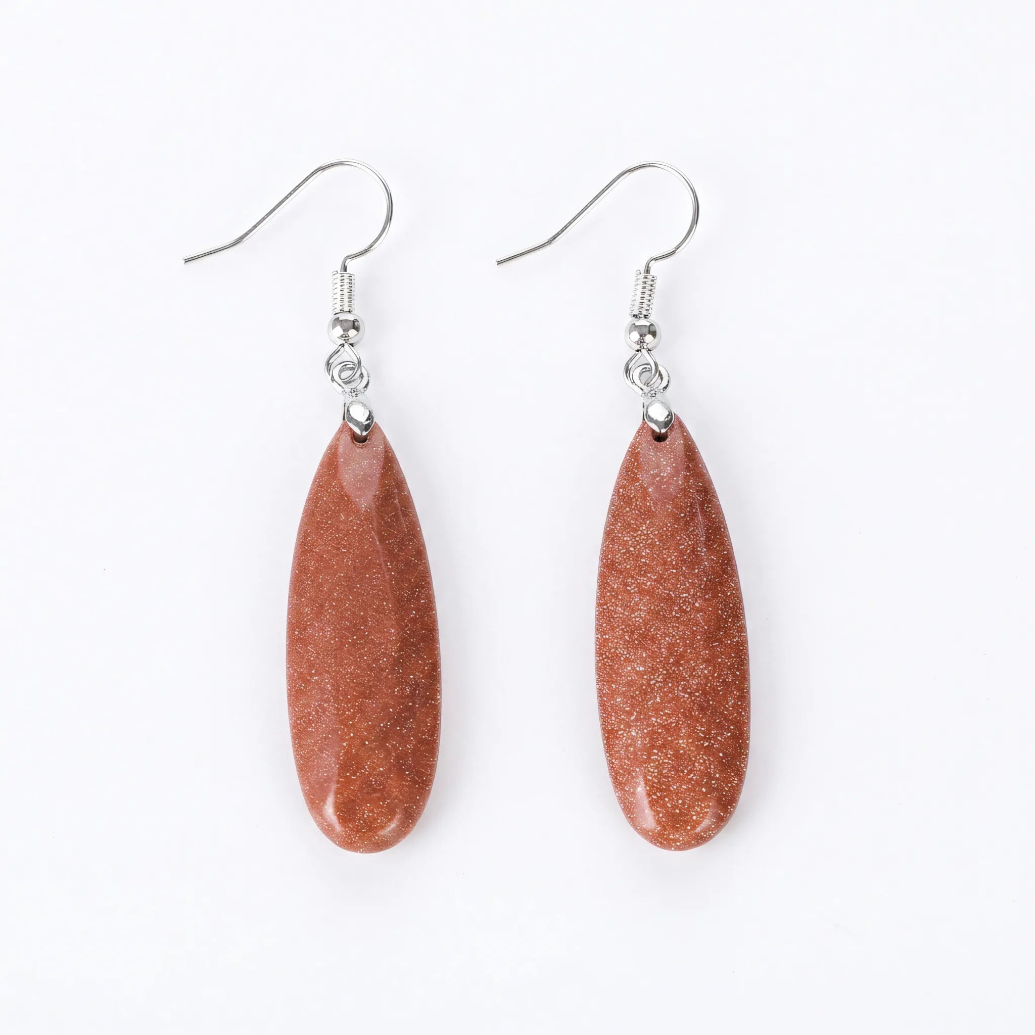 Kolczyki Zaya z fasetowanym kamieniem piasek pustyni w kształcie łezki na srebrnych biglach