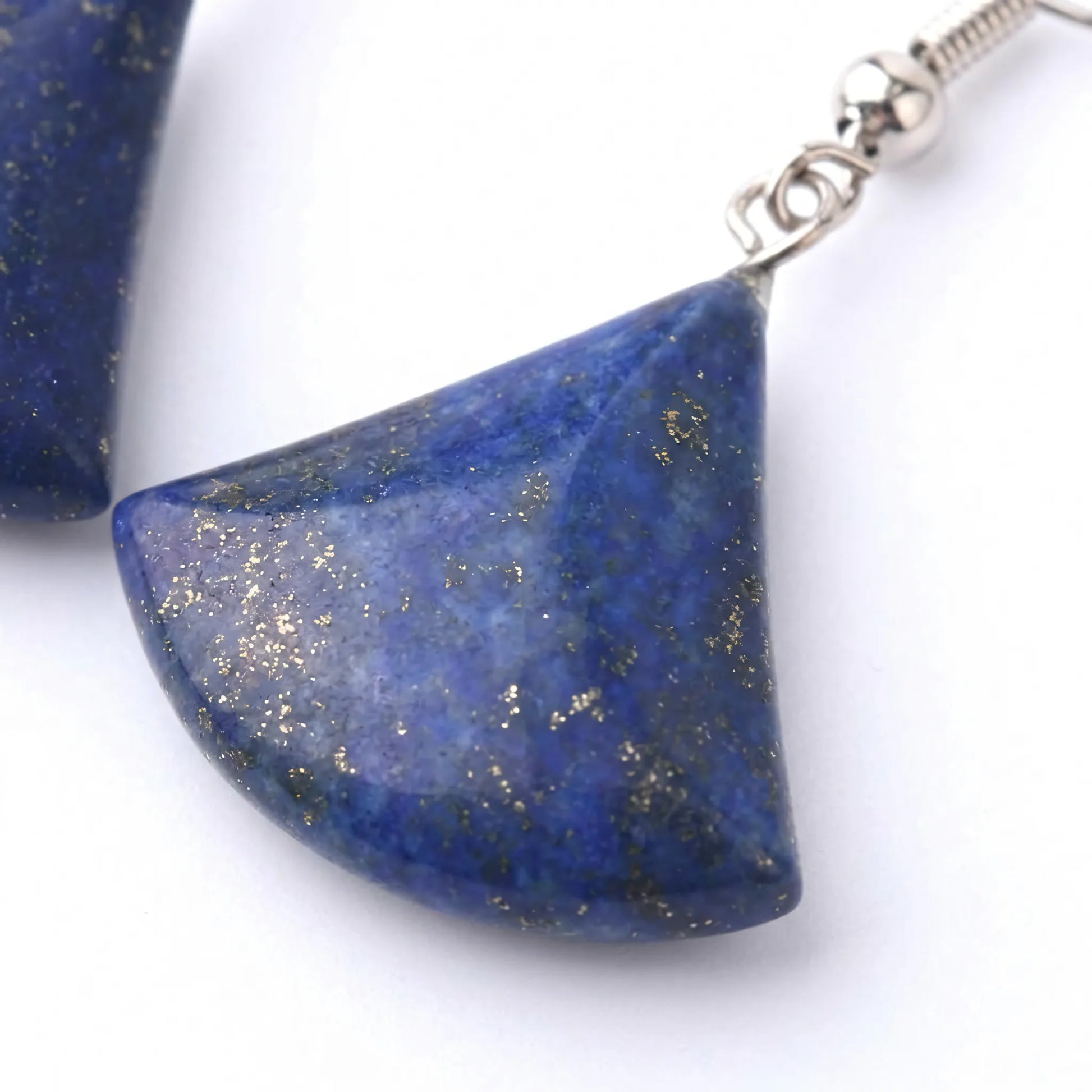 Kolczyki z kamienia naturalnego lapis lazuli Eos, granatowy kamień ze złotymi drobinami pirytu na srebrnym biglu