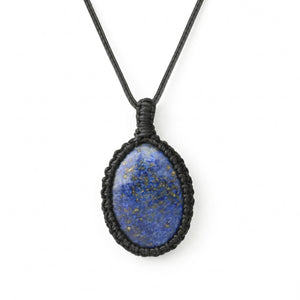 Naszyjnik z kamienia naturalnego lapis lazuli Iona w czarnej plecionej oprawie z makramy