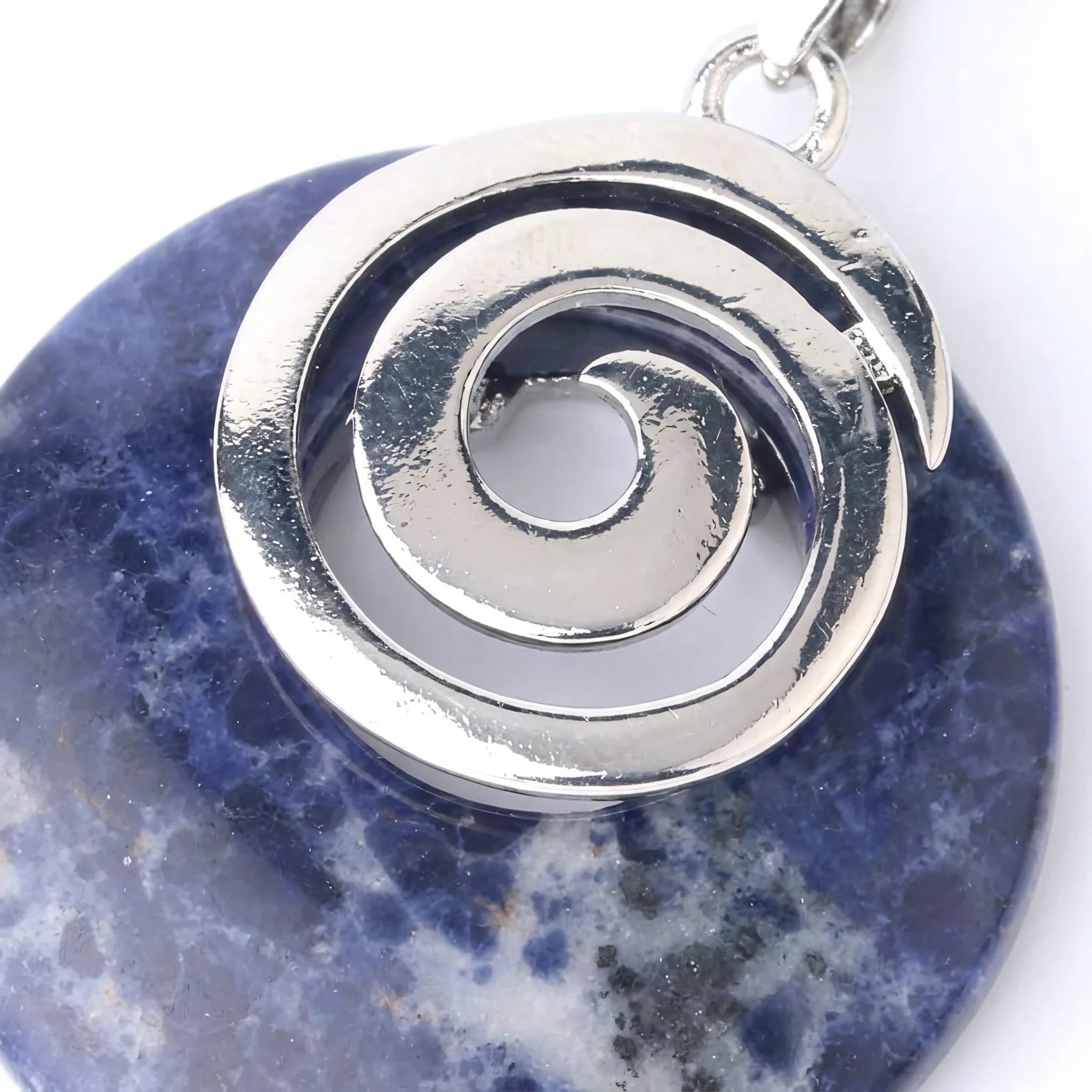 Naszyjnik z naturalnego kamienia sodalitu Maia z okrągłym niebieskim minerałem i srebrną spiralą