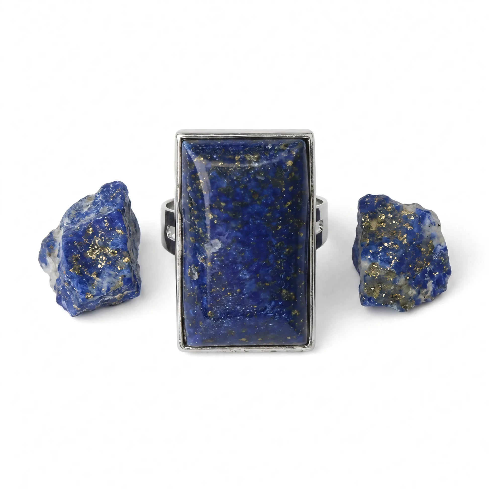 Pierścionek z naturalnego lapis lazuli Indus w srebrnej oprawie obok dwóch surowych bryłek kamienia