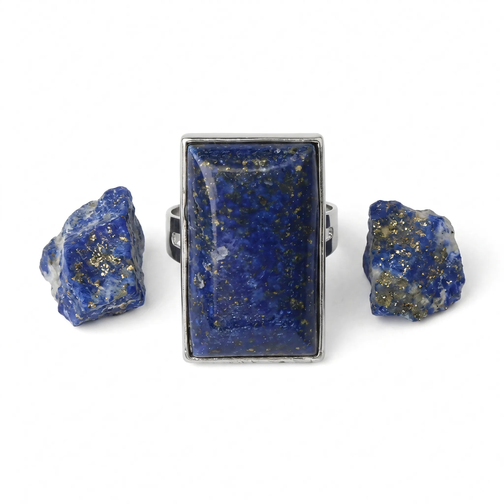 Pierścionek z naturalnego lapis lazuli Indus w srebrnej oprawie obok dwóch surowych bryłek kamienia