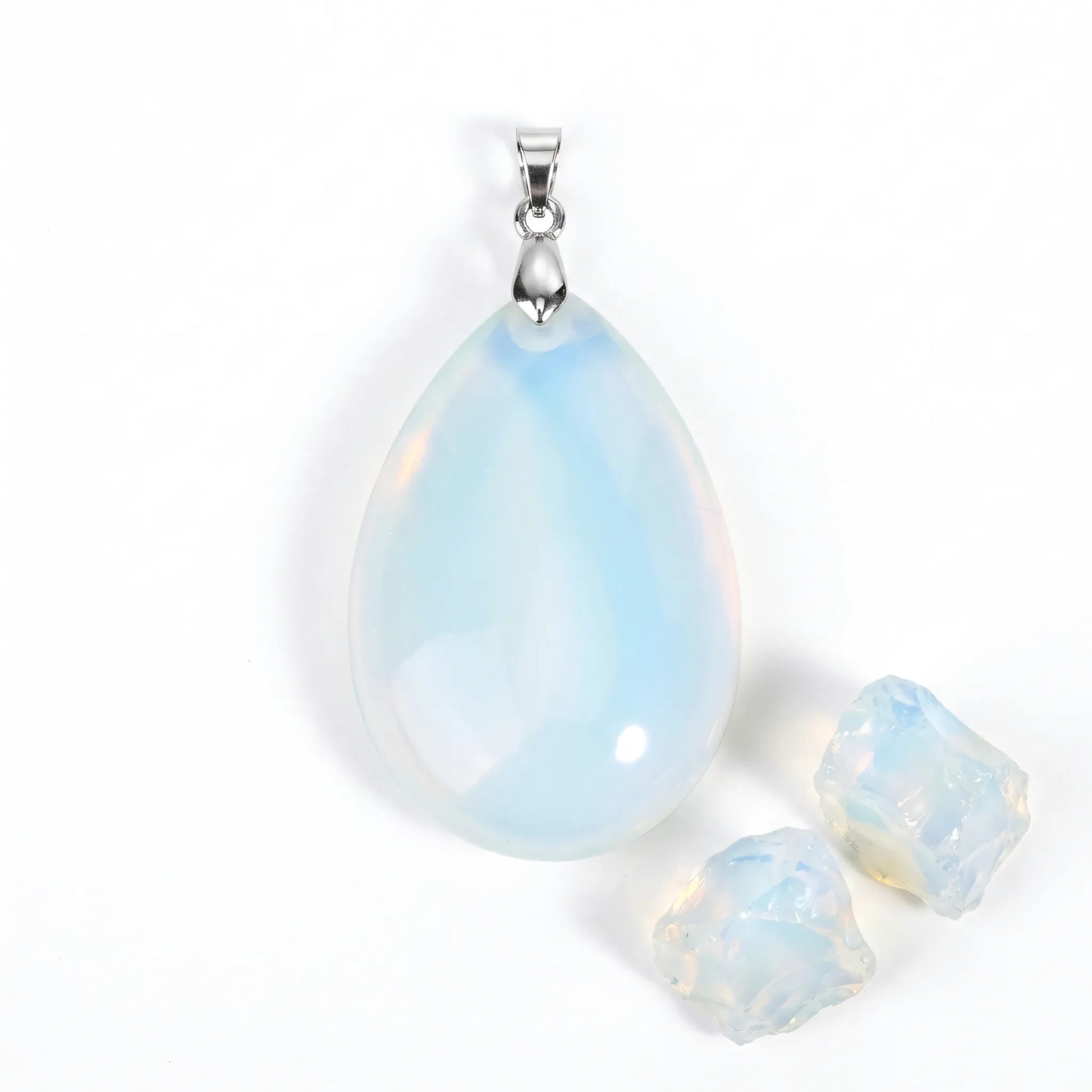 Zawieszka z naturalnego opalu Clio w kształcie kropli, mlecznobiały opalizujący kamień i surowe bryłki opalu