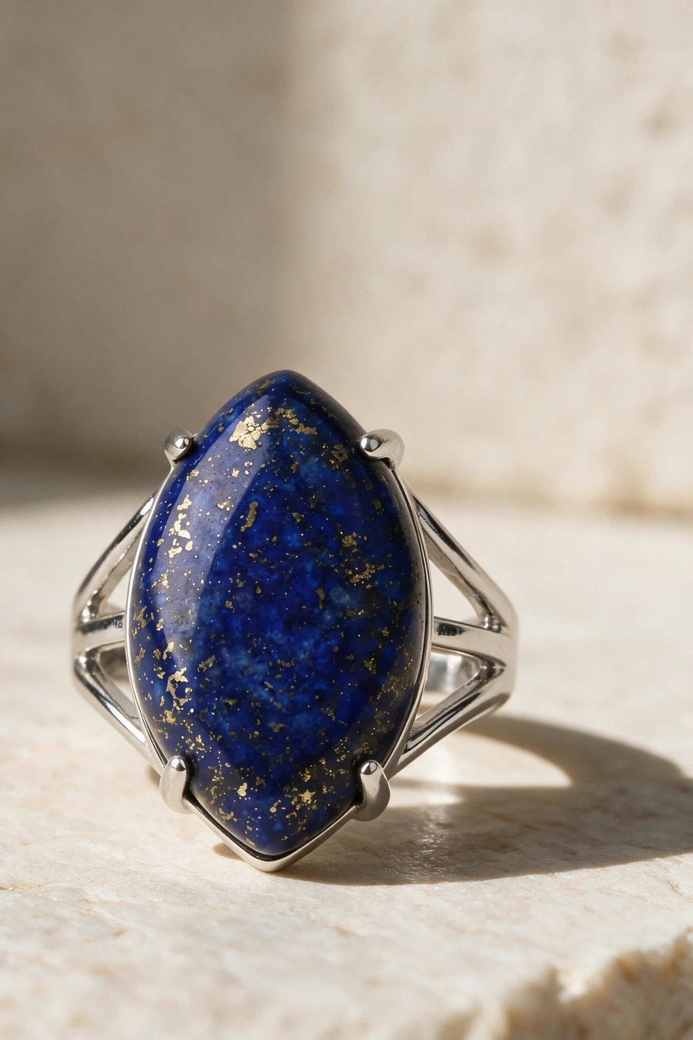 Pierścionek z naturalnym kamieniem lapis lazuli Sirene